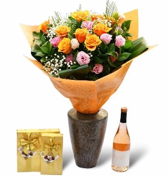 משלוח פרחים בראשון לציון - הסחלב: חנות פרחים לכל אירוע - זר רומנטי ועדין בשילוב יין ופרלינים